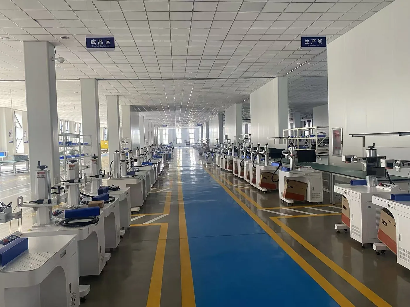 2500+㎡生产基地总览：成品区与生产区分区布局